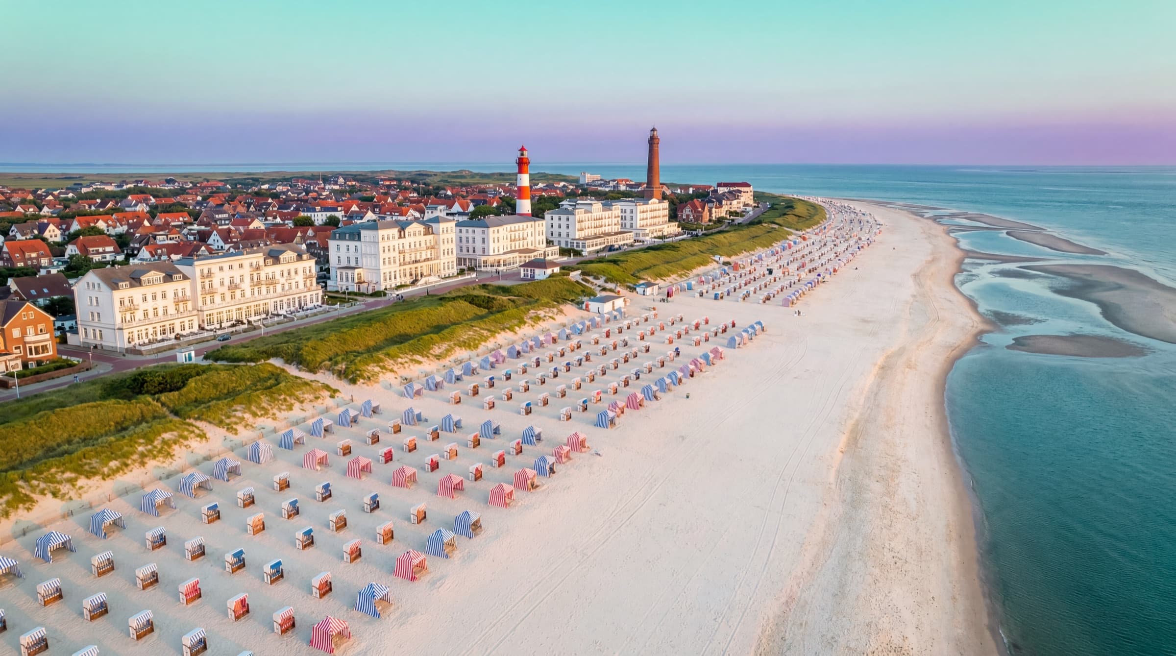 Borkum, Strandpromenade und Hauptstrand von oben