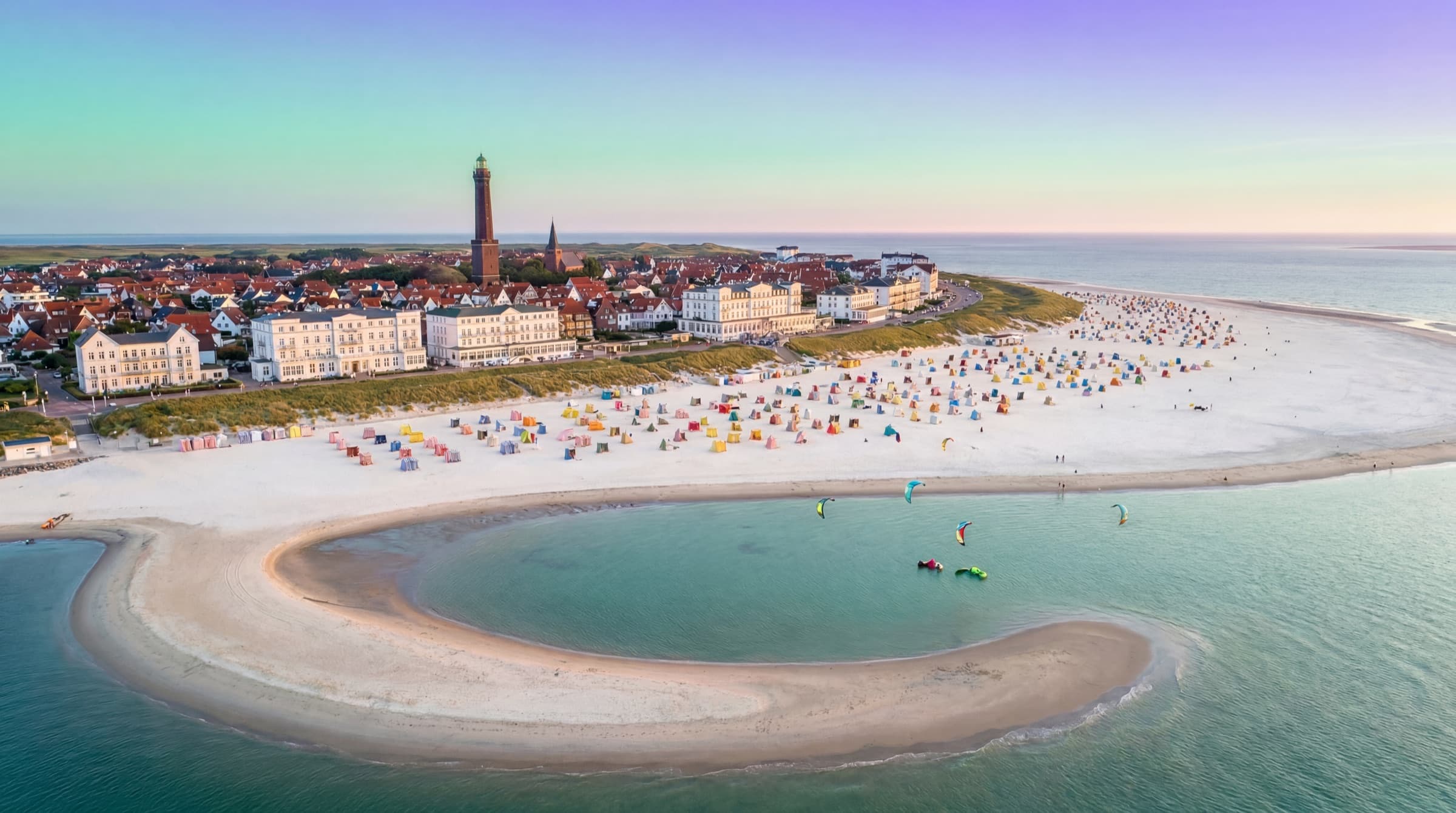 Borkum, Stadt, Dünen und Bohlenweg von oben